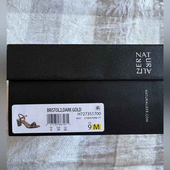 NWT Naturalizer Heels - Picture 2 of 4
